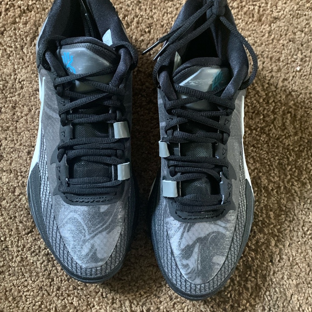 Never Worn Kyrie 8 Nike Sneakers Men Size 7.5 Women Size 9